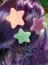 Load image into Gallery viewer, Bisexual Pride Star Barrettes Set Scary Aliens
